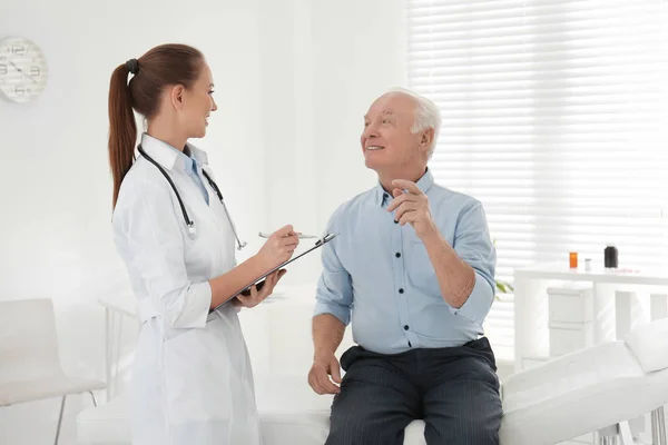 Médecin examinant le patient âgé dans le bureau moderne — Photo