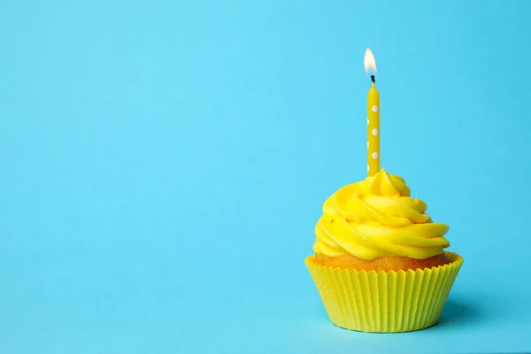 Bolo de aniversário delicioso com creme amarelo e vela acesa — Fotografia de Stock
