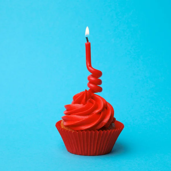 Leckere Geburtstagstorte mit roter Sahne und brennender Kerze — Stockfoto