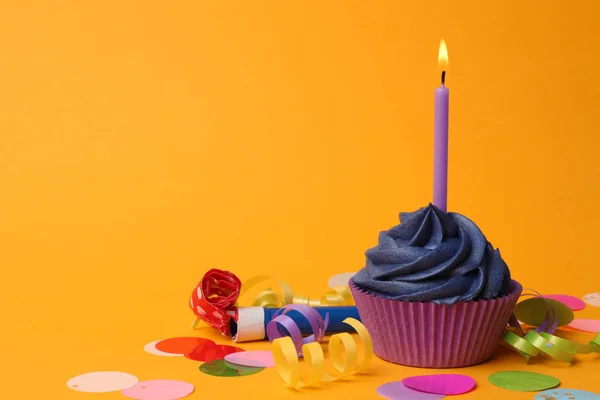 Delicioso cupcake de cumpleaños con crema azul oscuro y arena ardiente —  Fotos de Stock