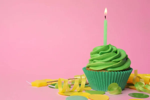 Délicieux cupcake d'anniversaire avec crème verte et bougie brûlante o — Photo