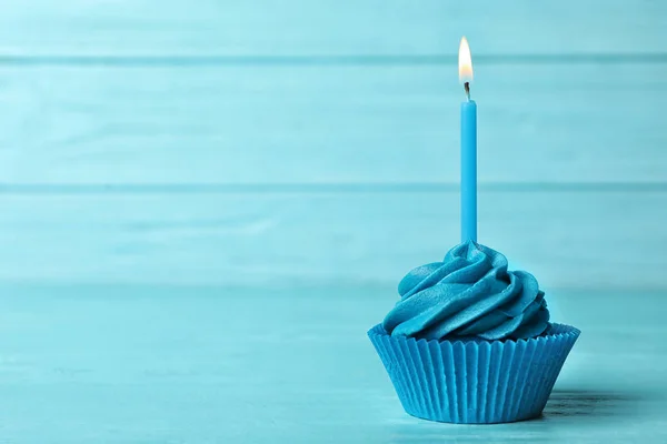 Leckerer Geburtstagskuchen Mit Sahne Und Brennender Kerze Auf Blauem Holzgrund — Stockfoto