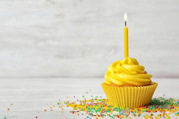 Delicioso Cupcake Cumpleaños Con Crema Vela Encendida Mesa Madera Blanca —  Fotos de Stock
