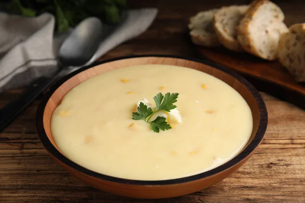 Délicieuse Soupe Crème Maïs Servie Sur Une Table Bois — Photo