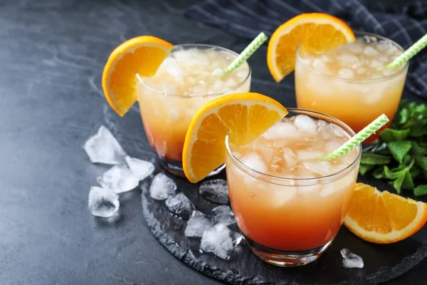 Gläser Leckerer Tropischer Cocktail Auf Schwarzem Tisch — Stockfoto