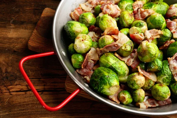 Deliciosas Coles Bruselas Con Tocino Sobre Mesa Madera Primer Plano —  Fotos de Stock