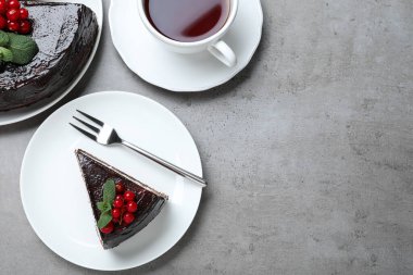 Gri masada böğürtlenli çikolatalı kek, düz. Metin için boşluk