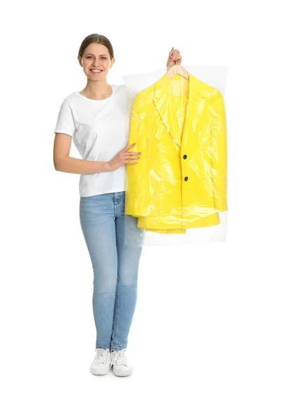 Fiatal nő gazdaság vállfa dzseki műanyag zacskóban fehér b — Stock Fotó