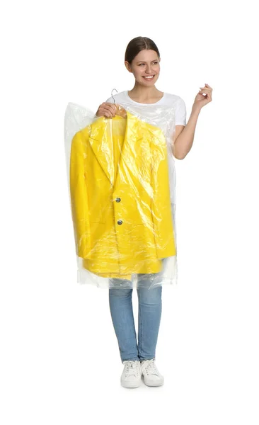 흰색 B 위에 비닐봉지를 입고 옷걸이를 하고 있는 젊은 여자 — 스톡 사진