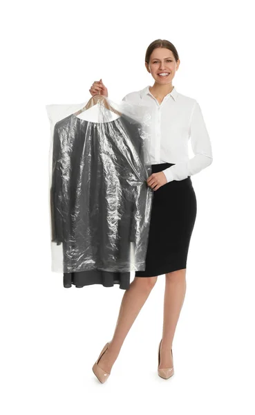흰 바탕에 비닐봉지를 두른 옷걸이를 하고 있는 젊은 여자 — 스톡 사진