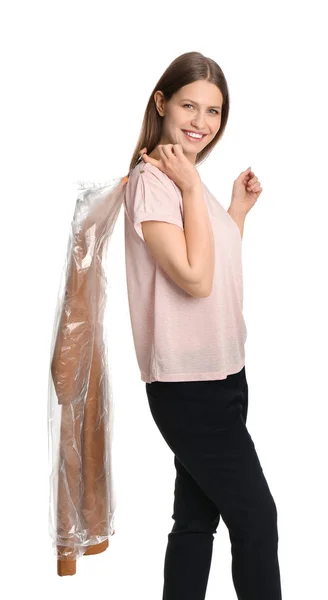 Junge Frau Mit Kleiderbügel Plastiktüte Auf Weißem Hintergrund Chemische Reinigung — Stockfoto