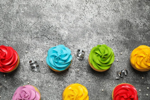 Composição Leigos Plana Com Cupcakes Aniversário Coloridos Mesa Cinza Espaço — Fotografia de Stock
