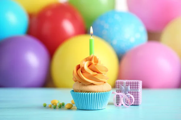 Delicioso Cupcake Cumpleaños Con Vela Encendida Regalo Mesa Madera Azul —  Fotos de Stock