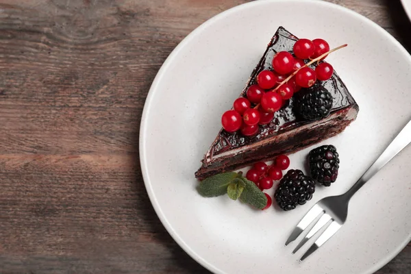 열매가 맛있는 초콜릿 케이크 보이는 — 스톡 사진