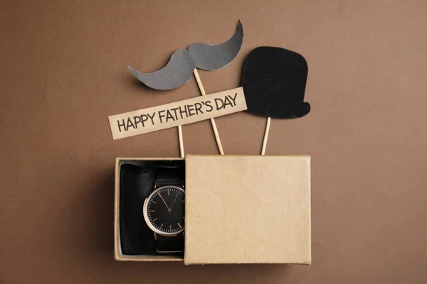 Platte Lay Compositie Met Polshorloge Geschenkverpakking Bruine Ondergrond Fijne Vaderdag — Stockfoto