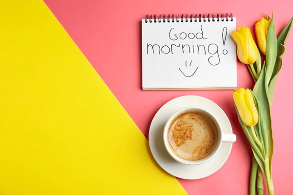 Heerlijke Koffie Mooie Bloemen Good Morning Wens Kleur Achtergrond Plat — Stockfoto