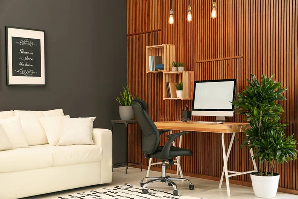 Cómodo Lugar Trabajo Con Computadora Cerca Pared Madera Interior Habitación —  Fotos de Stock