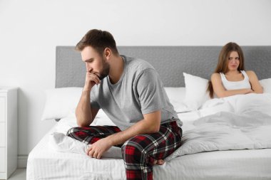 Yatak odasında kavga üstüne kavga eden mutsuz bir çift.