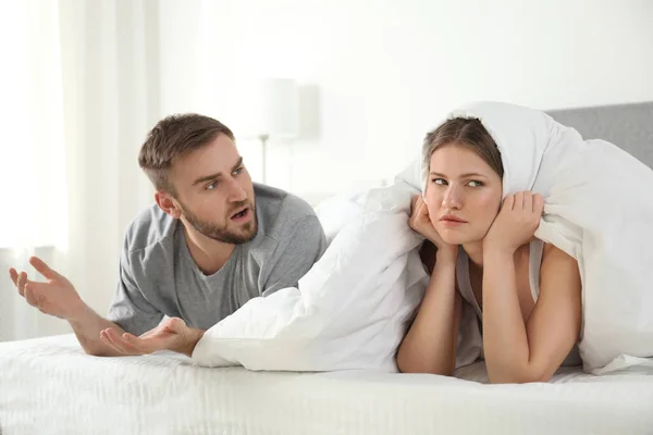 Casal jovem infeliz brigando em casa. Problemas de relacionamento — Fotografia de Stock