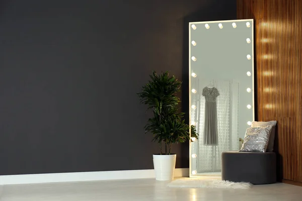 Espelho Moderno Com Lâmpadas Interior Quarto Espaço Para Texto — Fotografia de Stock
