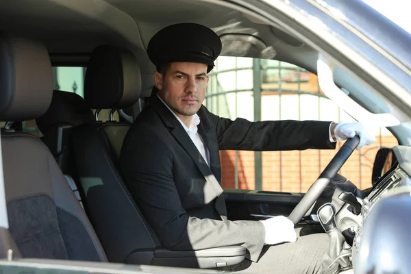 Professionele chauffeur in luxe auto. Chauffeur service — Stockfoto