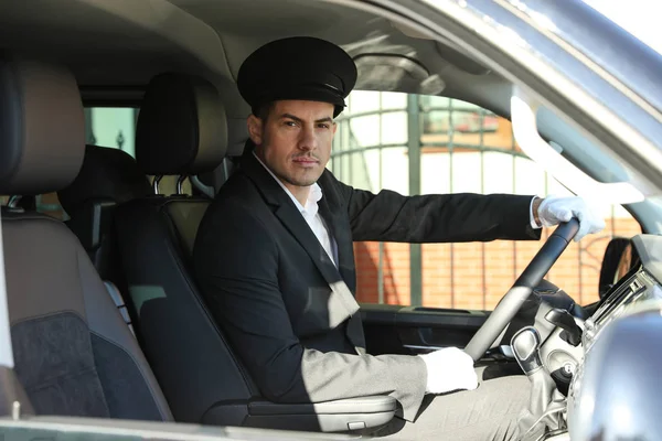 Conducteur professionnel en voiture de luxe. Service de chauffeur — Photo