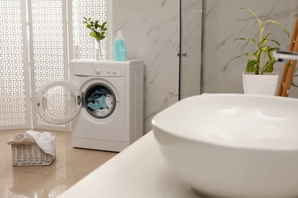 Mesin cuci modern dengan handuk di kamar mandi — Stok Foto