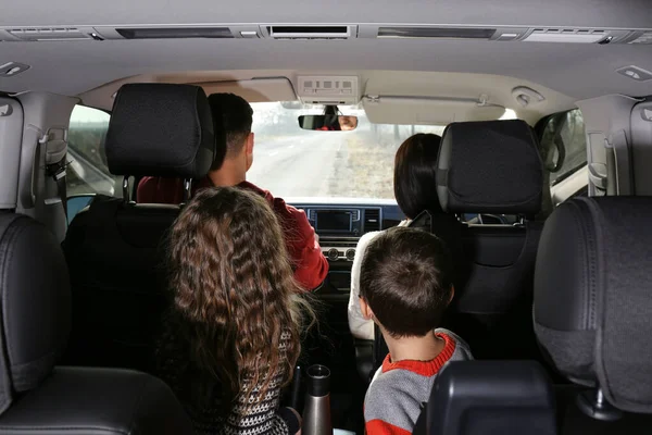 Famille avec de petits enfants dans une voiture moderne — Photo