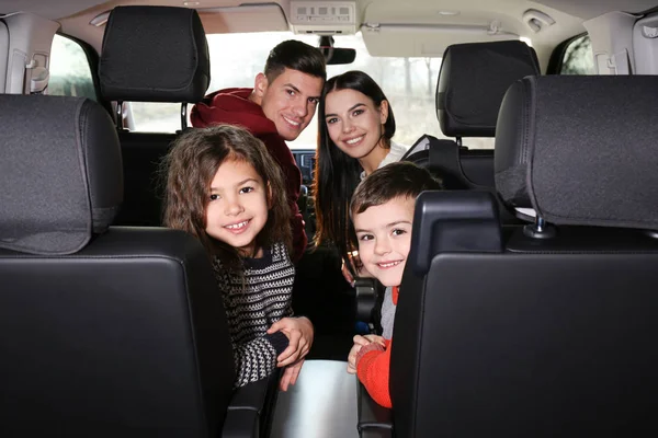 Famiglia felice con bambini piccoli dentro auto moderna — Foto Stock