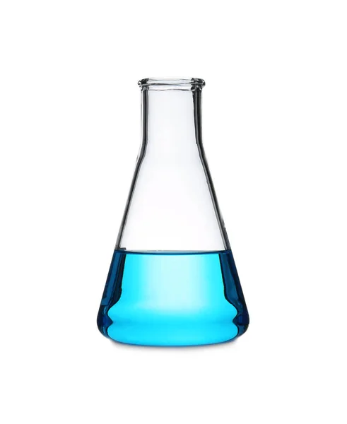 Frasco Erlenmeyer com líquido azul claro isolado sobre branco — Fotografia de Stock
