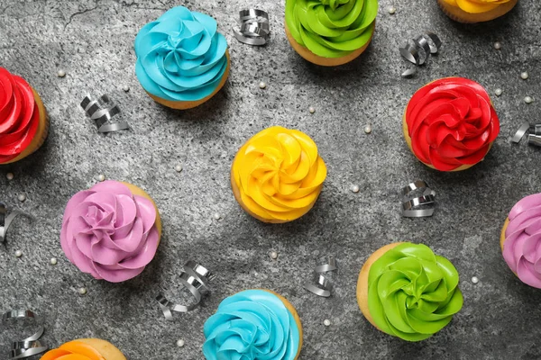 Composição Leigos Plana Com Cupcakes Aniversário Coloridos Mesa Cinza — Fotografia de Stock