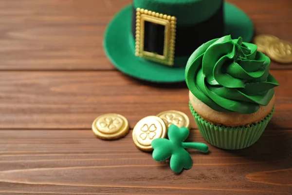 Composition Delicious Decorated Cupcake Wooden Table Patrick Day Celebration — ストック写真