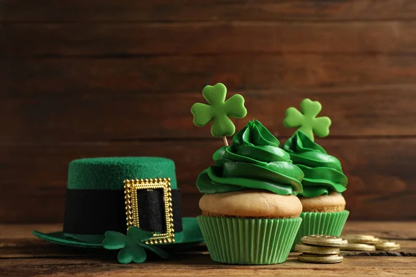Composition Delicious Decorated Cupcakes Wooden Table Patrick Day Celebration — ストック写真