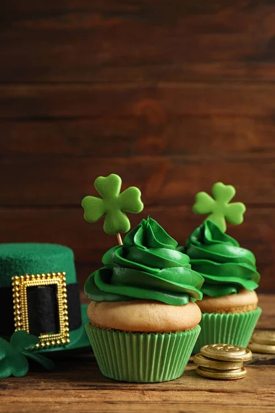 Composition Delicious Decorated Cupcakes Wooden Table Patrick Day Celebration — ストック写真