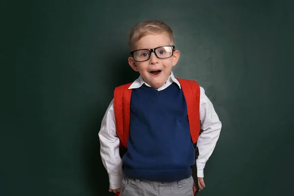 Grappig kind met een bril in de buurt van schoolbord. Eerste keer a — Stockfoto