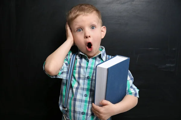 Lindo niño pequeño cerca de pizarra. Primera vez en la escuela — Foto de Stock