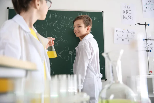 Elèves intelligents faisant des expériences en classe de chimie — Photo