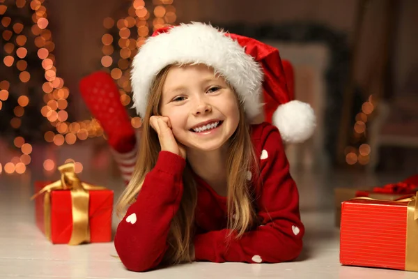 Милый Маленький Ребенок Рождественскими Подарками Дома — стоковое фото