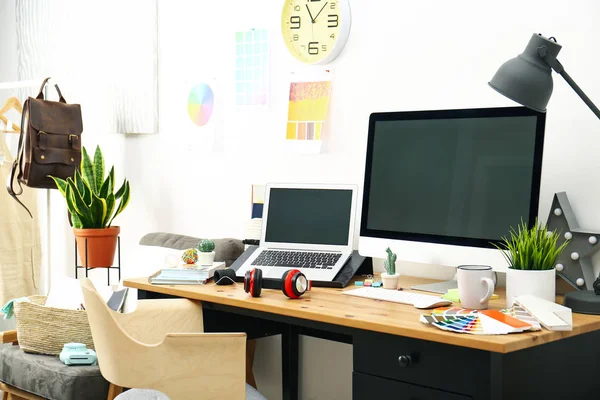 Moderner Laptop Computer Und Bürobedarf Auf Holztisch Platz Für Text — Stockfoto