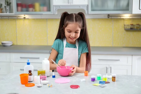 Niedliches Kleines Mädchen Macht Hausgemachtes Schleimspielzeug Tisch Der Küche — Stockfoto