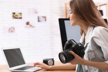Ofiste çalışan kameralı profesyonel fotoğrafçı.