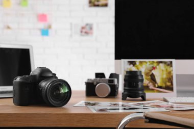 Ofisinde profesyonel kamera olan bir fotoğrafçı işyeri.