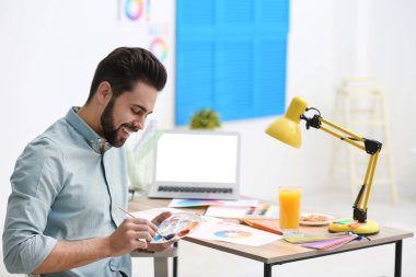 Ofiste çalışan erkek tasarımcı.