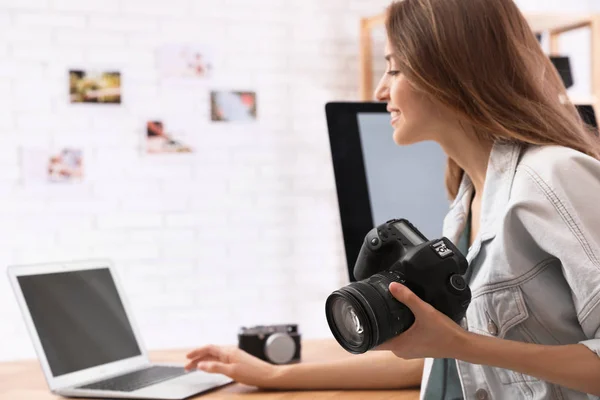 Fotógrafo Profissional Com Câmera Trabalhando Mesa Escritório — Fotografia de Stock