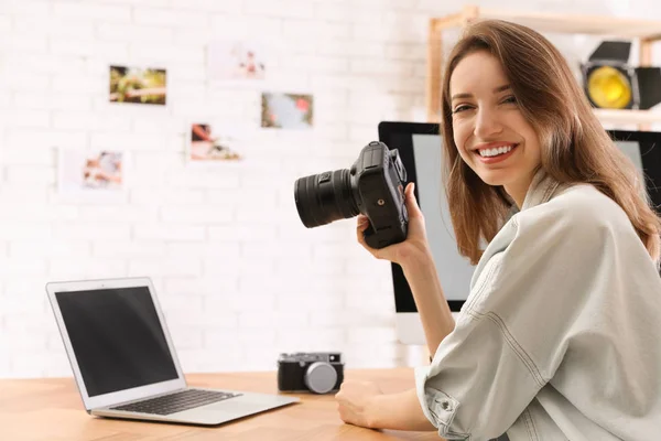 Fotógrafo Profissional Com Câmera Trabalhando Mesa Escritório — Fotografia de Stock