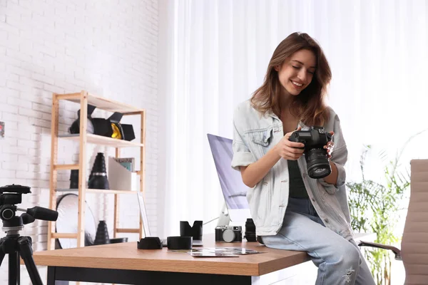 Fotógrafo Profissional Com Câmera Trabalhando Escritório Moderno Leve — Fotografia de Stock