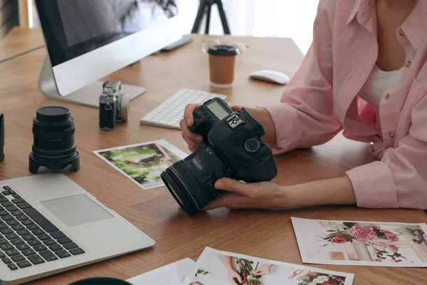 Fotógrafo profesional con cámara trabajando en la mesa en la oficina — Foto de Stock