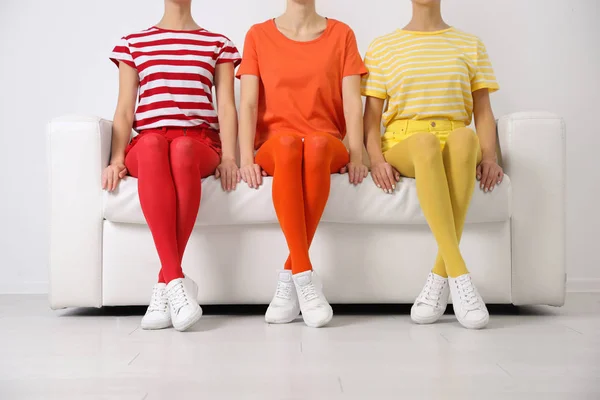 Mujeres Con Medias Brillantes Sentadas Sofá Interior Primer Plano — Foto de Stock