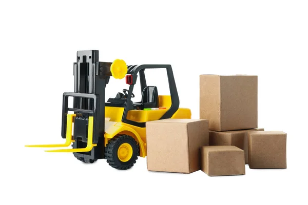 Spielzeug-Gabelstapler mit Kisten isoliert auf weiß. Logistik und Großhandel — Stockfoto