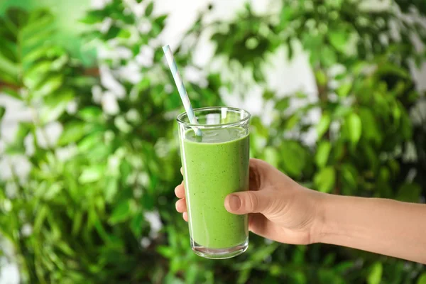 Femeie Care Deține Smoothie Gustoasă Kale Fundal Neclar Closeup — Fotografie, imagine de stoc